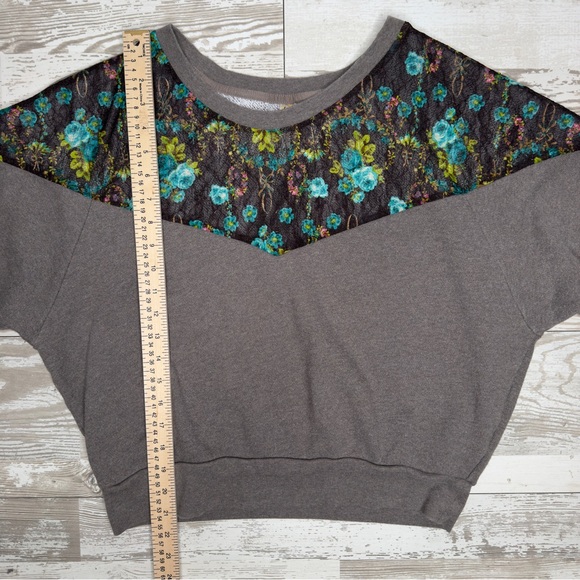 Free People Floral Lace Panel Sweatshirt XS – Gray Dolman Pullover Boho - Picture 6 of 9